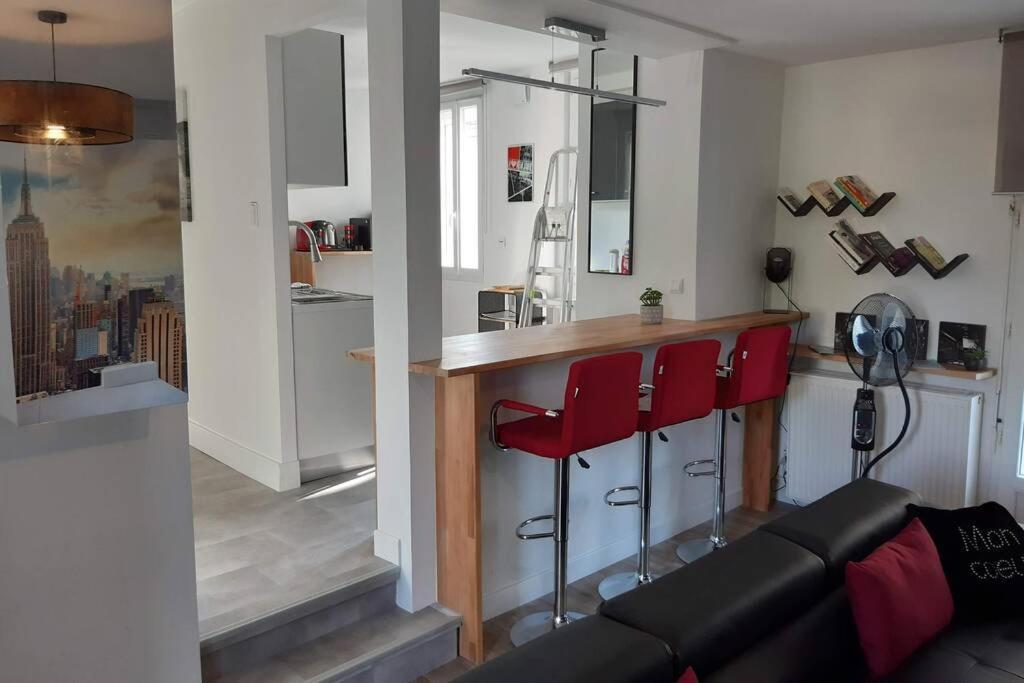Appartement Renove Le New-York En Centre Ville - Terrasse Et Parking - Non Climatise La Roche-Chalais 외부 사진