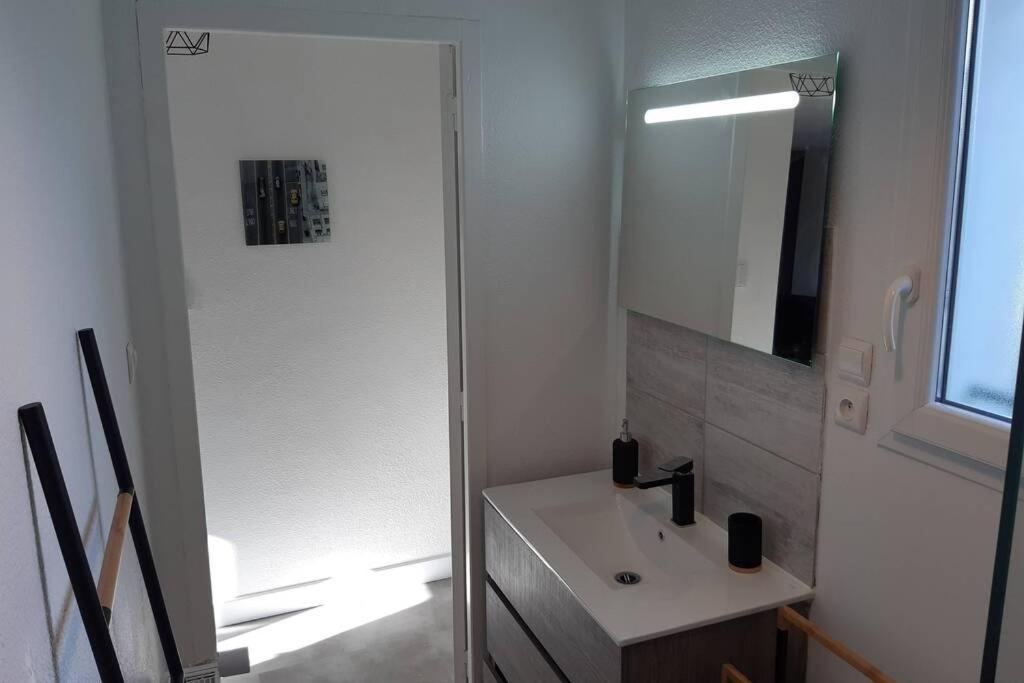 Appartement Renove Le New-York En Centre Ville - Terrasse Et Parking - Non Climatise La Roche-Chalais 외부 사진