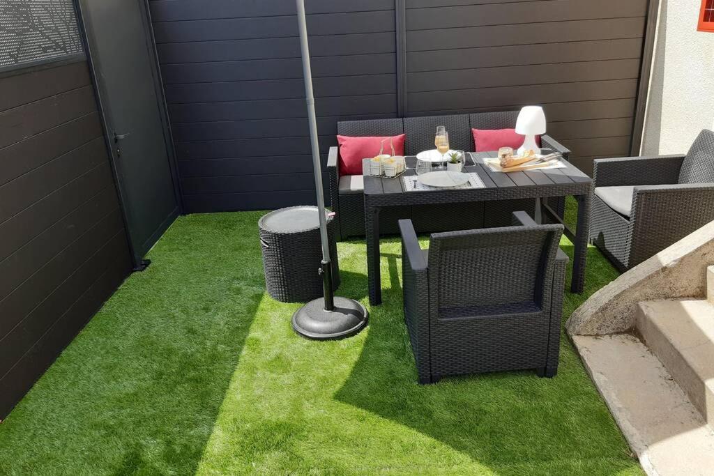 Appartement Renove Le New-York En Centre Ville - Terrasse Et Parking - Non Climatise La Roche-Chalais 외부 사진