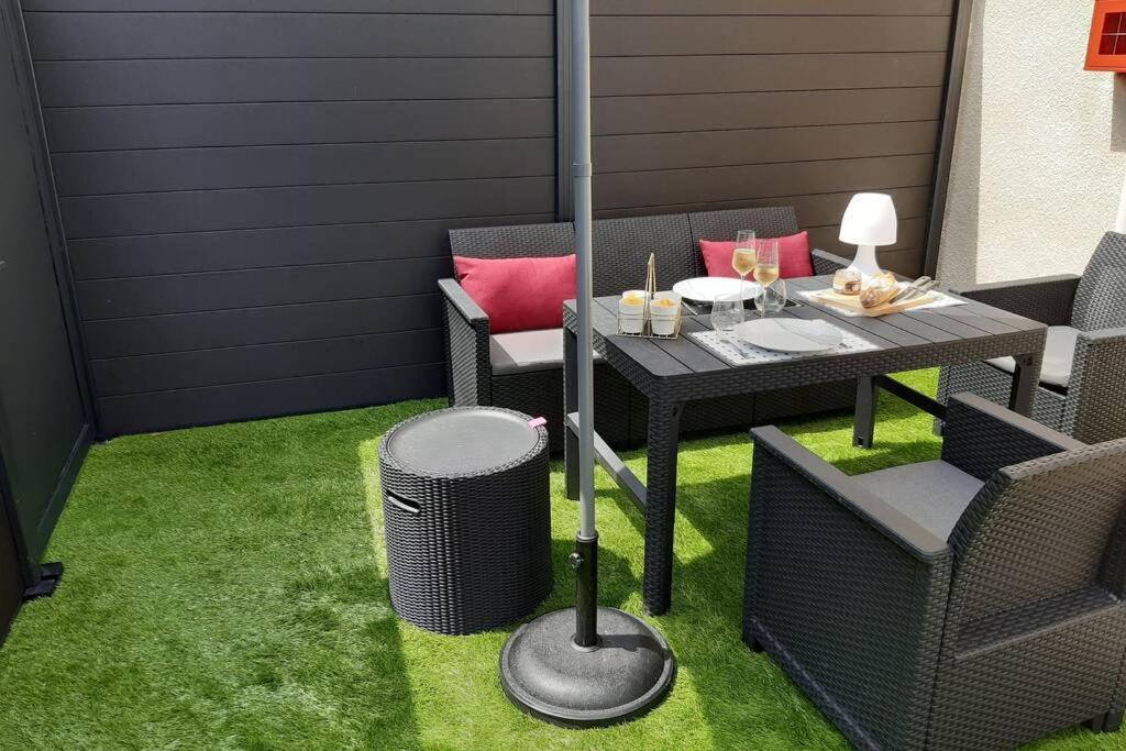 Appartement Renove Le New-York En Centre Ville - Terrasse Et Parking - Non Climatise La Roche-Chalais 외부 사진