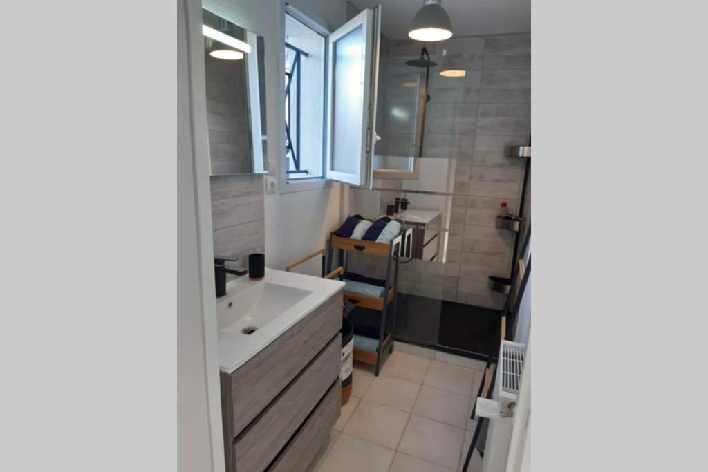 Appartement Renove Le New-York En Centre Ville - Terrasse Et Parking - Non Climatise La Roche-Chalais 외부 사진