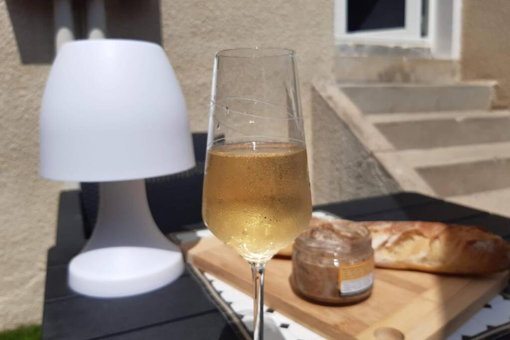 Appartement Renove Le New-York En Centre Ville - Terrasse Et Parking - Non Climatise La Roche-Chalais 외부 사진